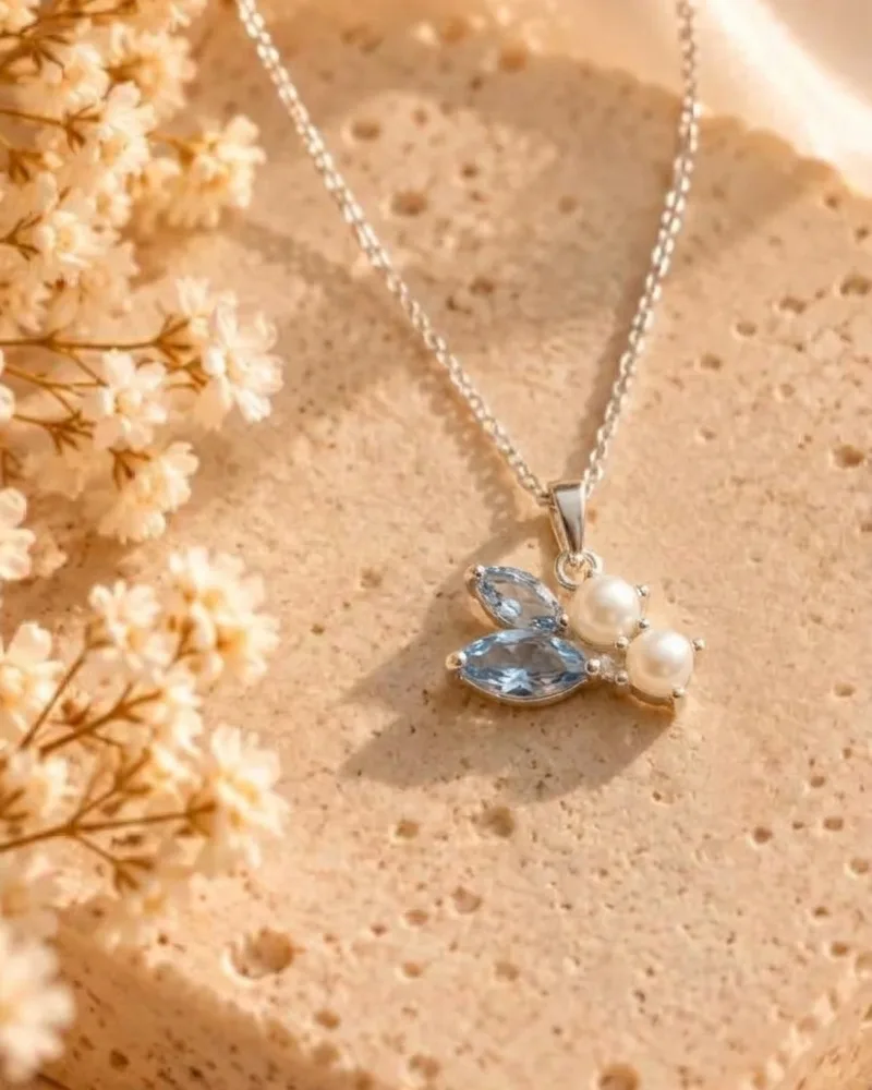 Colgante de plata con piedras celestes y perlas