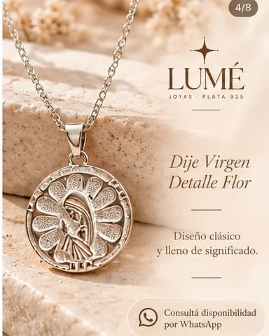 Dije de plata de la Virgen con detalle de flor